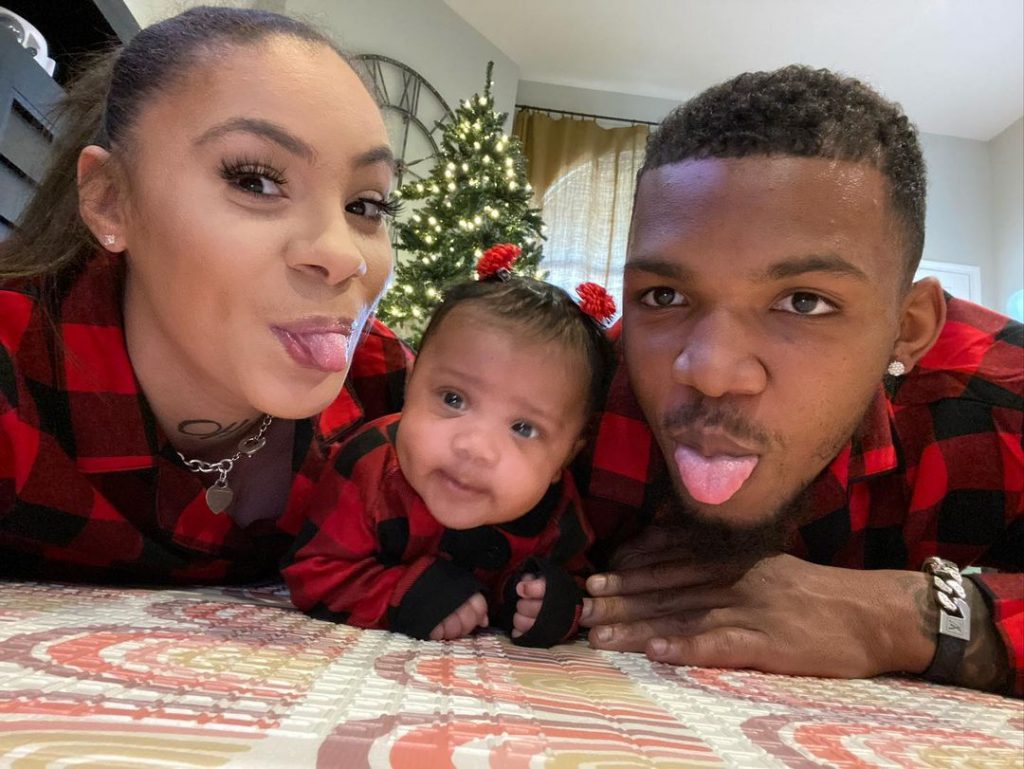 Tony Pollard with his girlfriend and daughter (Source: Yebscore)