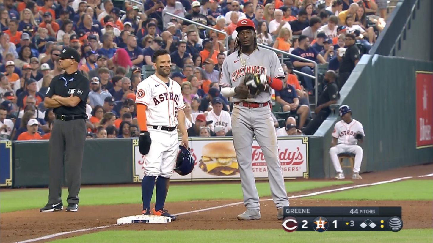 Photo of Elly De La Cruz next to Jose Altuve goes viral