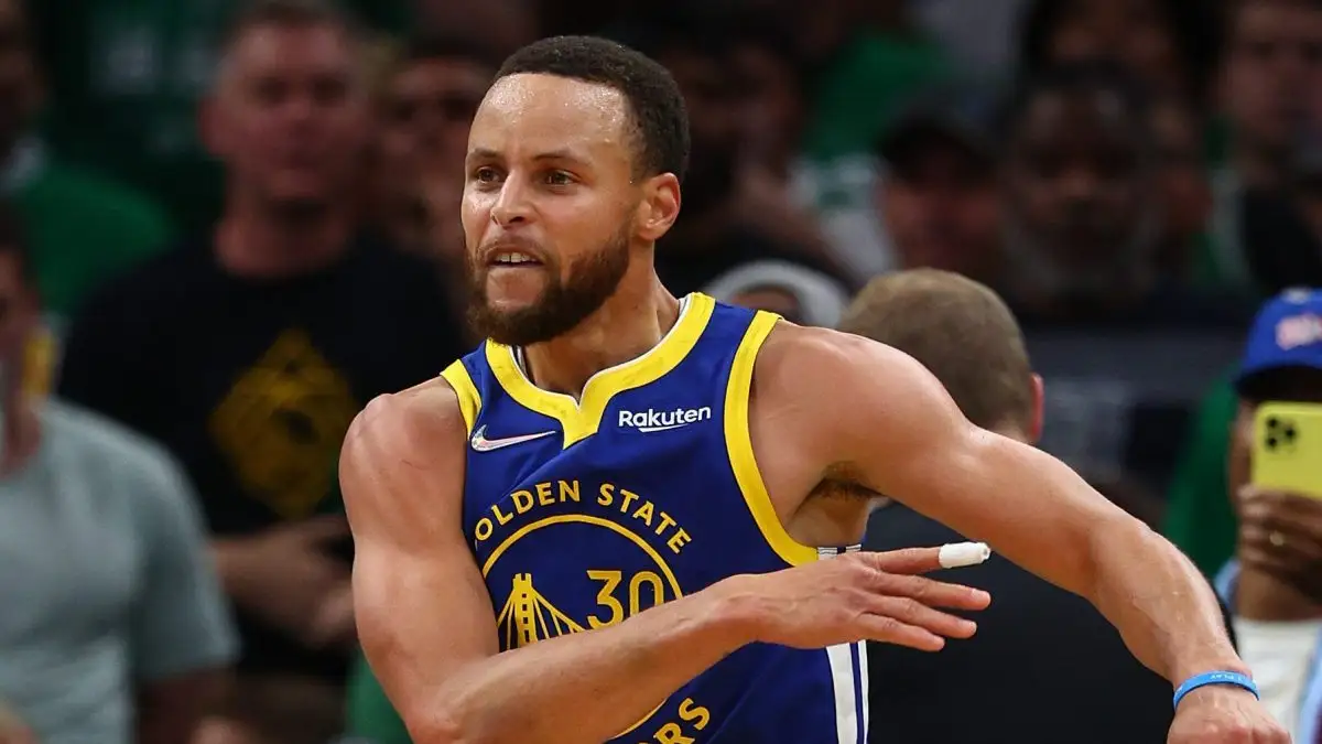 Stephen Curry Loses His Cool During Warriors-Suns Game