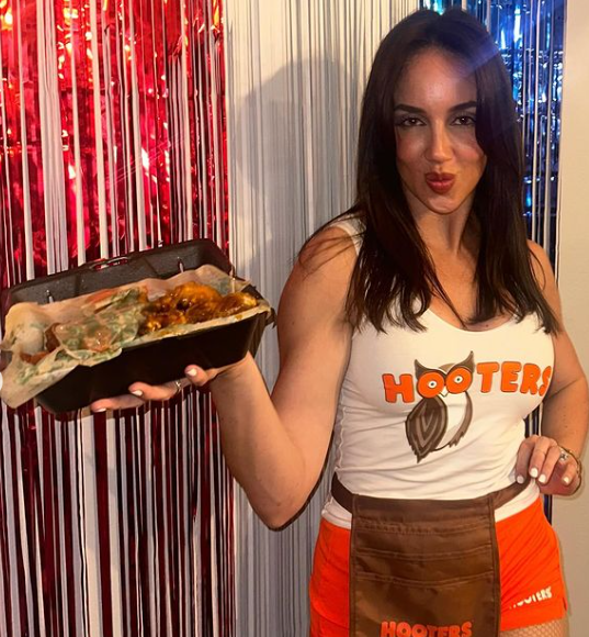 Chelsea Green, WWE superstar, dresses as Hooters waitress to mark ...