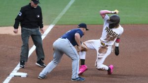 Padres Top Mariners