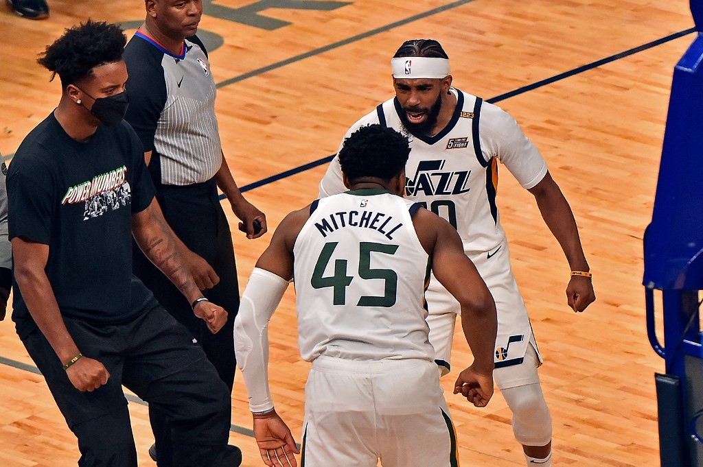 Donovan Mitchell takes over late, powers Jazz past Grizzlies